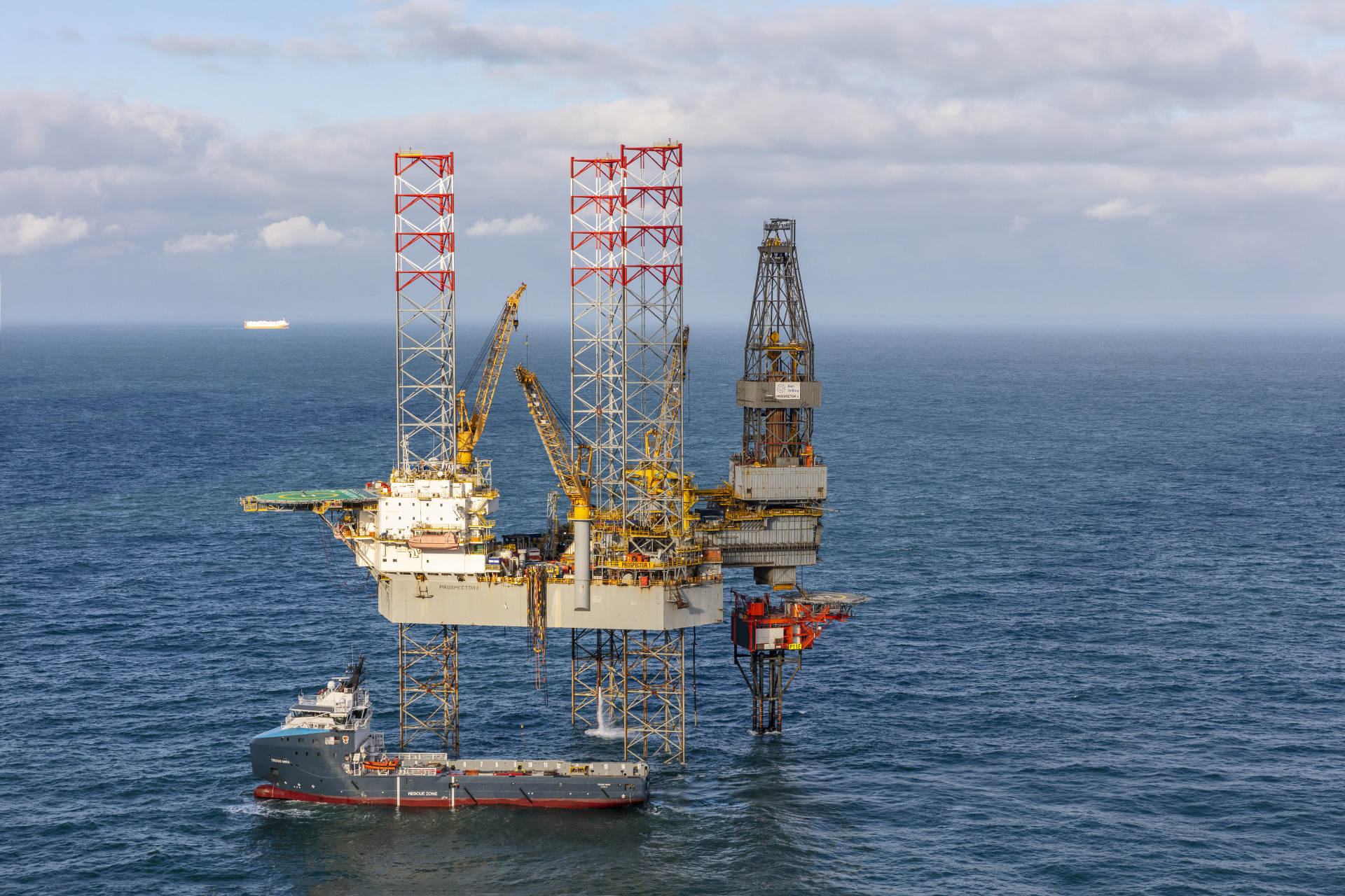 Blue_barrel_oil_rig_04